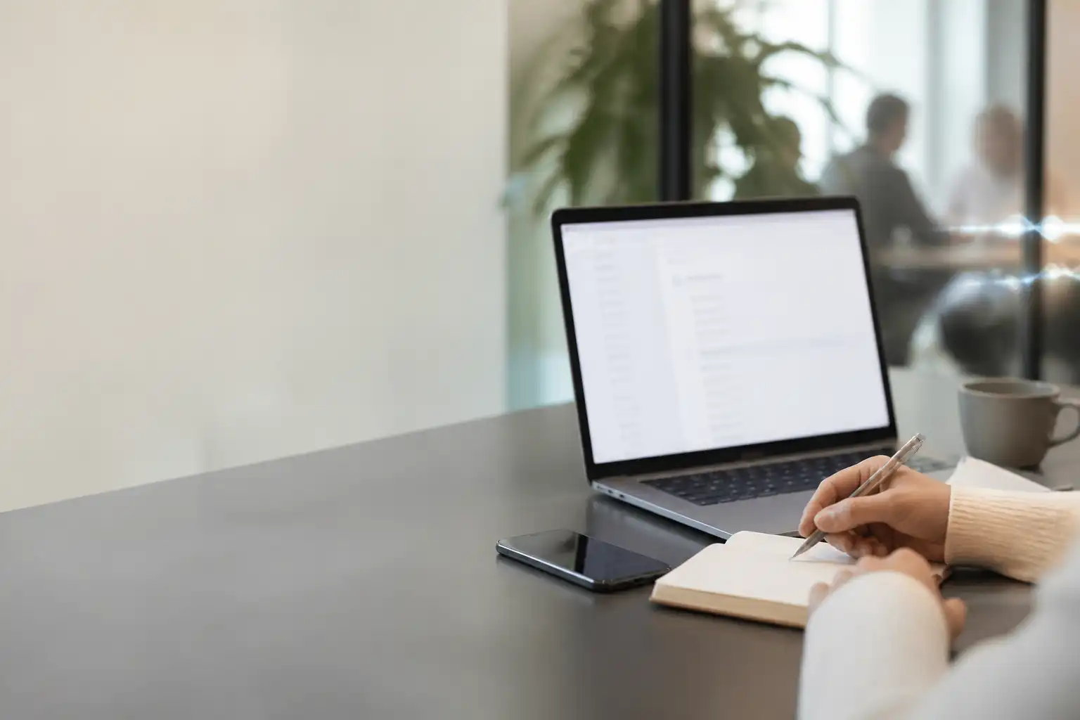 KI-generierte E-Mails professionell prüfen und persönlich machen